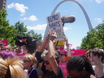 Varias personas protestan por los derechos de aborto este jueves, en San Luis, Misuri Varias personas protestan por los derechos de aborto este jueves, en San Luis, Misuri