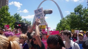 Varias personas protestan por los derechos de aborto este jueves, en San Luis, Misuri 