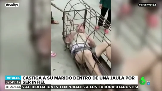 Descubre la infidelidad de su marido y le encierra en una jaula en mitad de la calle Descubre la infidelidad de su marido y le encierra en una jaula en mitad de la calle