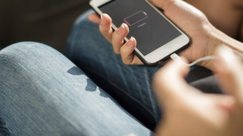 La razón por la que deberías cargar la batería del móvil aunque no lo uses