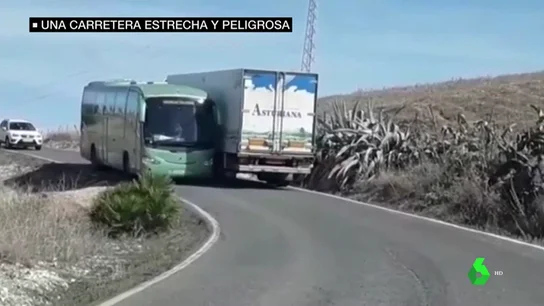 Denuncian el peligro en una carretera de cinco metros sin arcén Denuncian el peligro en una carretera de cinco metros sin arcén