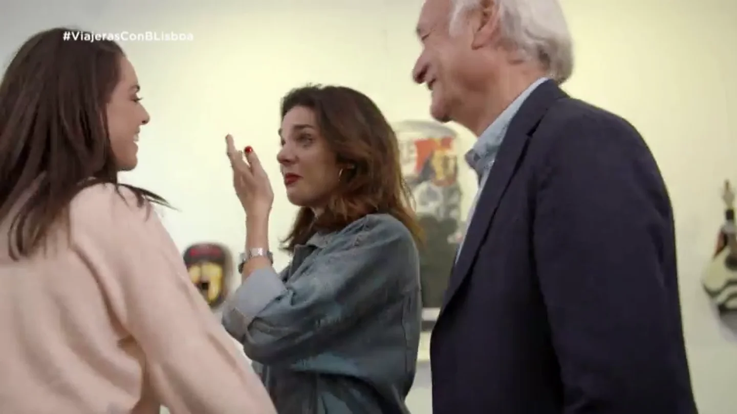 Ruth Lorenzo emociona al equipo de 'Viajeras con B' interpretando una canción con la guitarra Ruth Lorenzo emociona al equipo de 'Viajeras con B' interpretando una canción con la guitarra