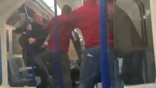 Brutal pelea entre seguidores del Arsenal en el metro de Londres Brutal pelea entre seguidores del Arsenal en el metro de Londres