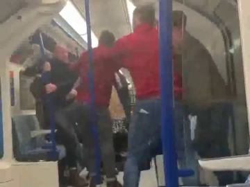 Brutal pelea entre seguidores del Arsenal en el metro de Londres Brutal pelea entre seguidores del Arsenal en el metro de Londres