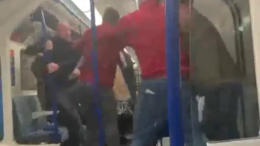 Brutal pelea entre seguidores del Arsenal en el metro de Londres