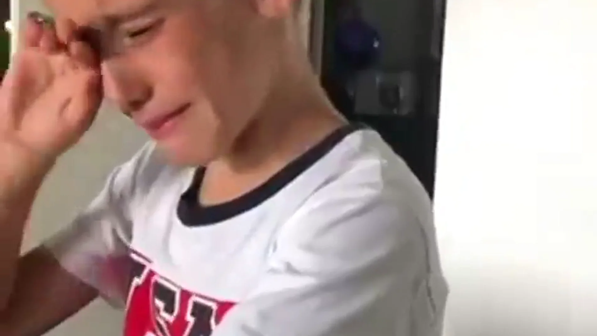 Emocionante vídeo: el hijo de Borja Valero rompe a llorar tras su acto solidario