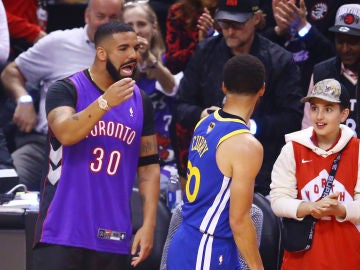 Drake increpa a Curry durante las Finales Drake increpa a Curry durante las Finales