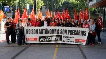 Las empresas de reparto de comida, en jaque: comienza el mayor juicio colectivo celebrado en España contra Deliveroo