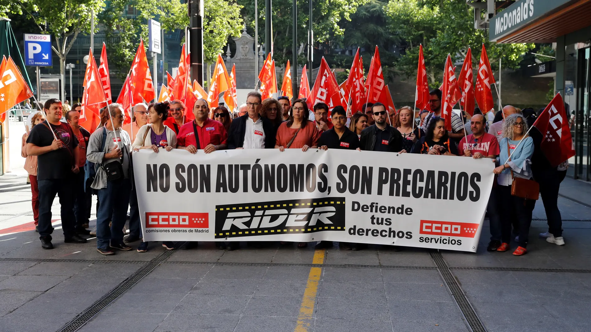 Las empresas de reparto de comida, en jaque: comienza el mayor juicio colectivo celebrado en España contra Deliveroo