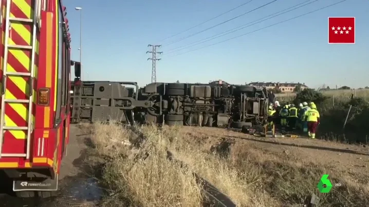 Herido grave un hombre de 44 años tras volcar el camión tráiler que conducía.