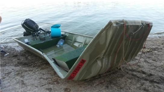 Una de las lanchas que chocó en el pantano de Mequinenza, Zaragoza Una de las lanchas que chocó en el pantano de Mequinenza, Zaragoza
