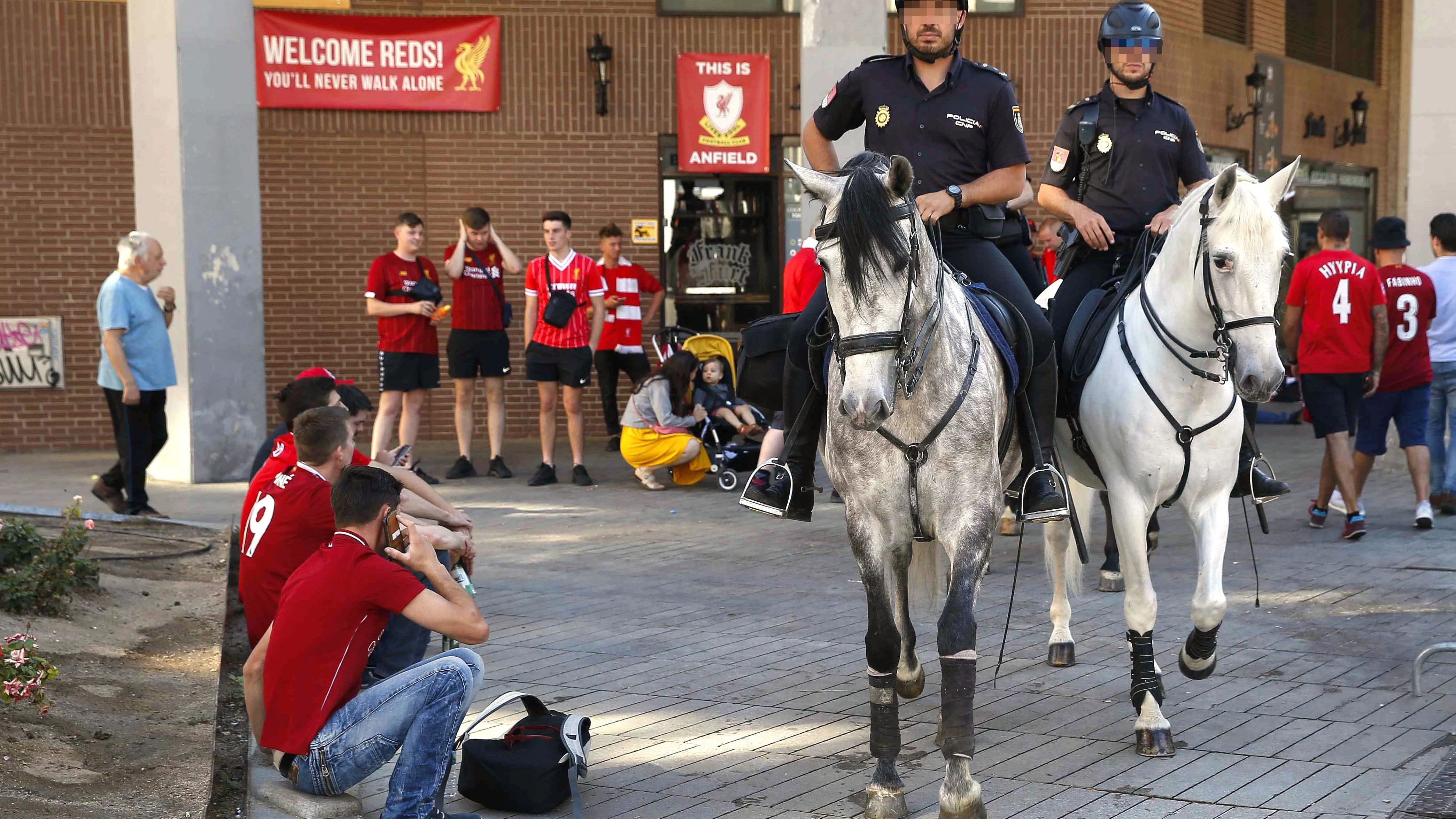 La Policía, a caballo antes de la final