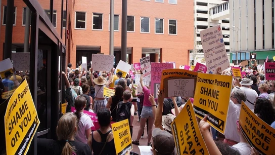 Varias personas protestan este jueves en San Luis, Misuri, contra el acceso legal al aborto en ese estado Varias personas protestan este jueves en San Luis, Misuri, contra el acceso legal al aborto en ese estado.