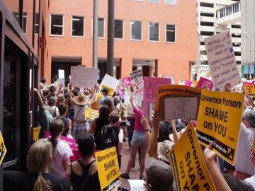 Varias personas protestan este jueves en San Luis, Misuri, contra el acceso legal al aborto en ese estado Varias personas protestan este jueves en San Luis, Misuri, contra el acceso legal al aborto en ese estado
