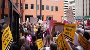 Varias personas protestan este jueves en San Luis, Misuri, contra el acceso legal al aborto en ese estado