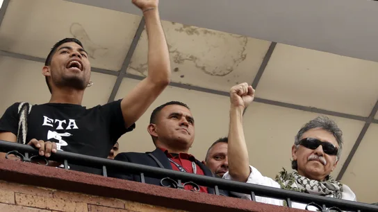 El jefe de las FARC pide perdón a España porque uno de sus acompañantes mostrase una camiseta con el símbolo de ETA El jefe de las FARC pide perdón a España porque uno de sus acompañantes mostrase una camiseta con el símbolo de ETA
