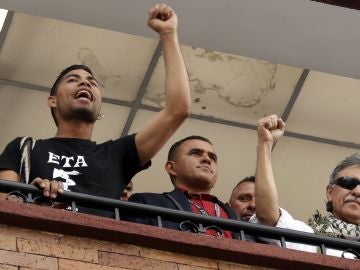 El jefe de las FARC pide perdón a España porque uno de sus acompañantes mostrase una camiseta con el símbolo de ETA El jefe de las FARC pide perdón a España porque uno de sus acompañantes mostrase una camiseta con el símbolo de ETA