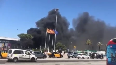 Un incendio en el aparcamiento del Aeropuerto de Barcelona-El Prat causa daños en más de 38 vehículos