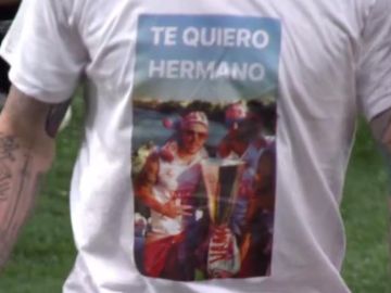 El homenaje de Alberto Moreno El homenaje de Alberto Moreno