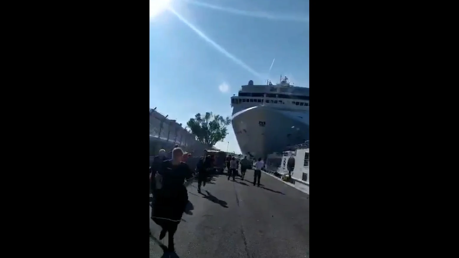 Un crucero chocando contra un barco turístico en Venecia