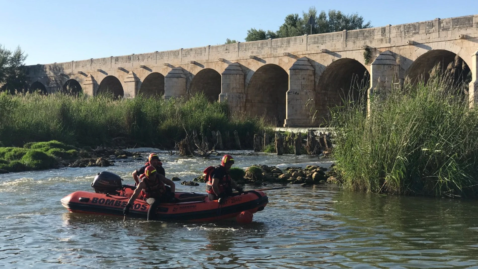 Bomberos trabajando en el rescate de un hombre ahogado en el río Jarama,