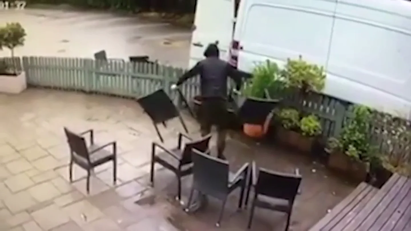 Saquean al completo la terraza de un bar en menos de dos minutos Saquean al completo la terraza de un bar en menos de dos minutos