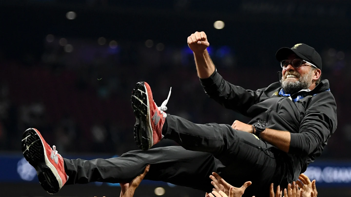 Klopp, manteado por los suyos Klopp, manteado por los suyos