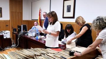 Imagen de un momento del recuento oficial realizado por la Junta Electoral de las elecciones municipales de León