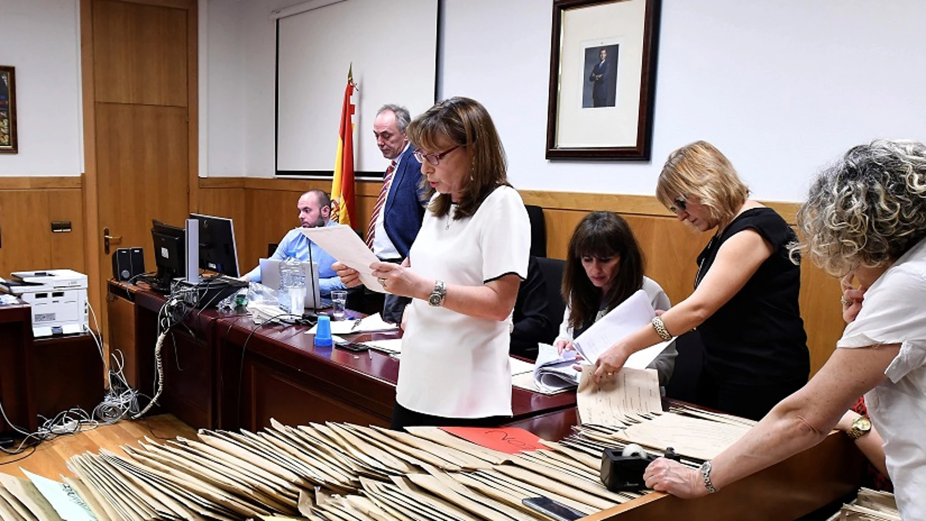 Imagen de un momento del recuento oficial realizado por la Junta Electoral de las elecciones municipales de León