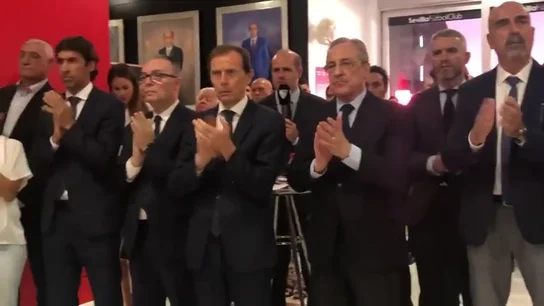El féretro de José Antonio Reyes, entre aplausos y vítores al llegar al Pizjuán El féretro de José Antonio Reyes, entre aplausos y vítores al llegar al Pizjuán