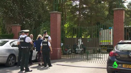 Hallan una bomba debajo del coche de un policía en Belfast, Irlanda del Norte Hallan una bomba debajo del coche de un policía en Belfast, Irlanda del Norte