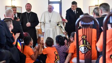 El papa Francisco acaba su viaje pastoral a Rumanía con una visita al barrio Barbu Lautaru de Blaj
