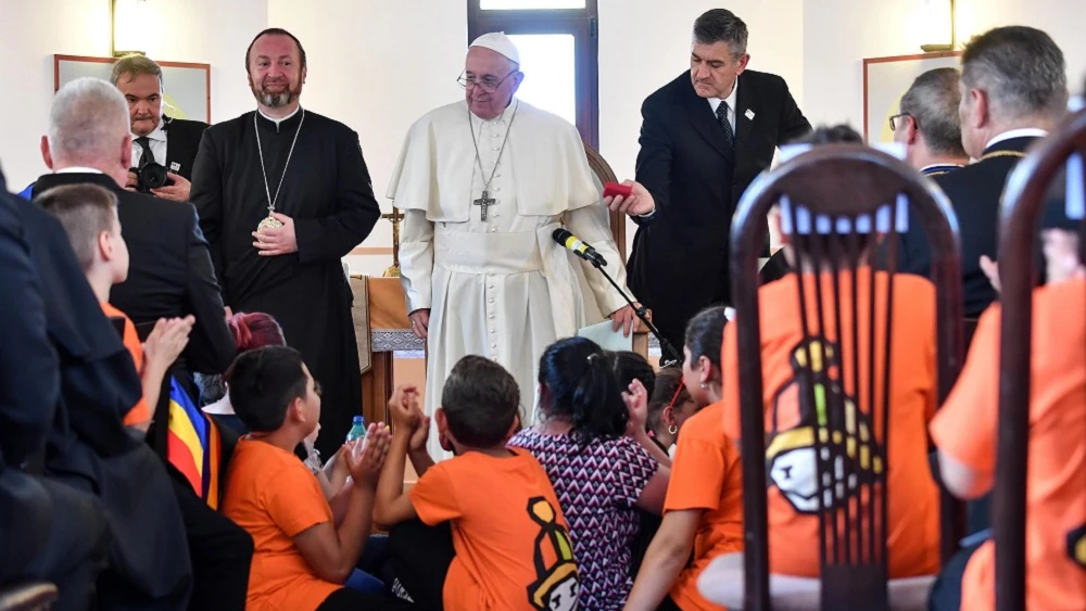 El papa Francisco acaba su viaje pastoral a Rumanía con una visita al barrio Barbu Lautaru de Blaj.