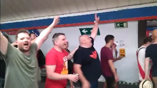 La euforia de los hinchas del Liverpool inunda el Metro de Madrid La euforia de los hinchas del Liverpool inunda el Metro de Madrid