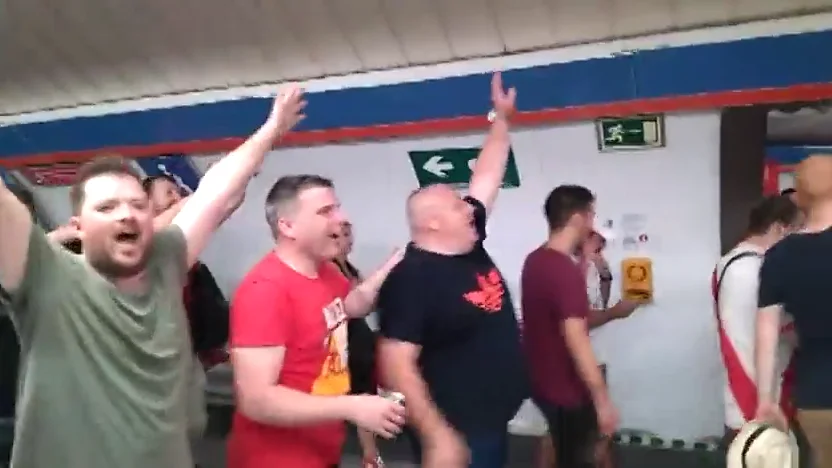 La euforia de los hinchas del Liverpool inunda el Metro de Madrid