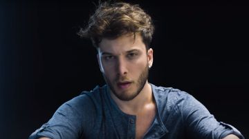 Blas Cantó en el videoclip de 'Hang Ups' con Scott Helman 