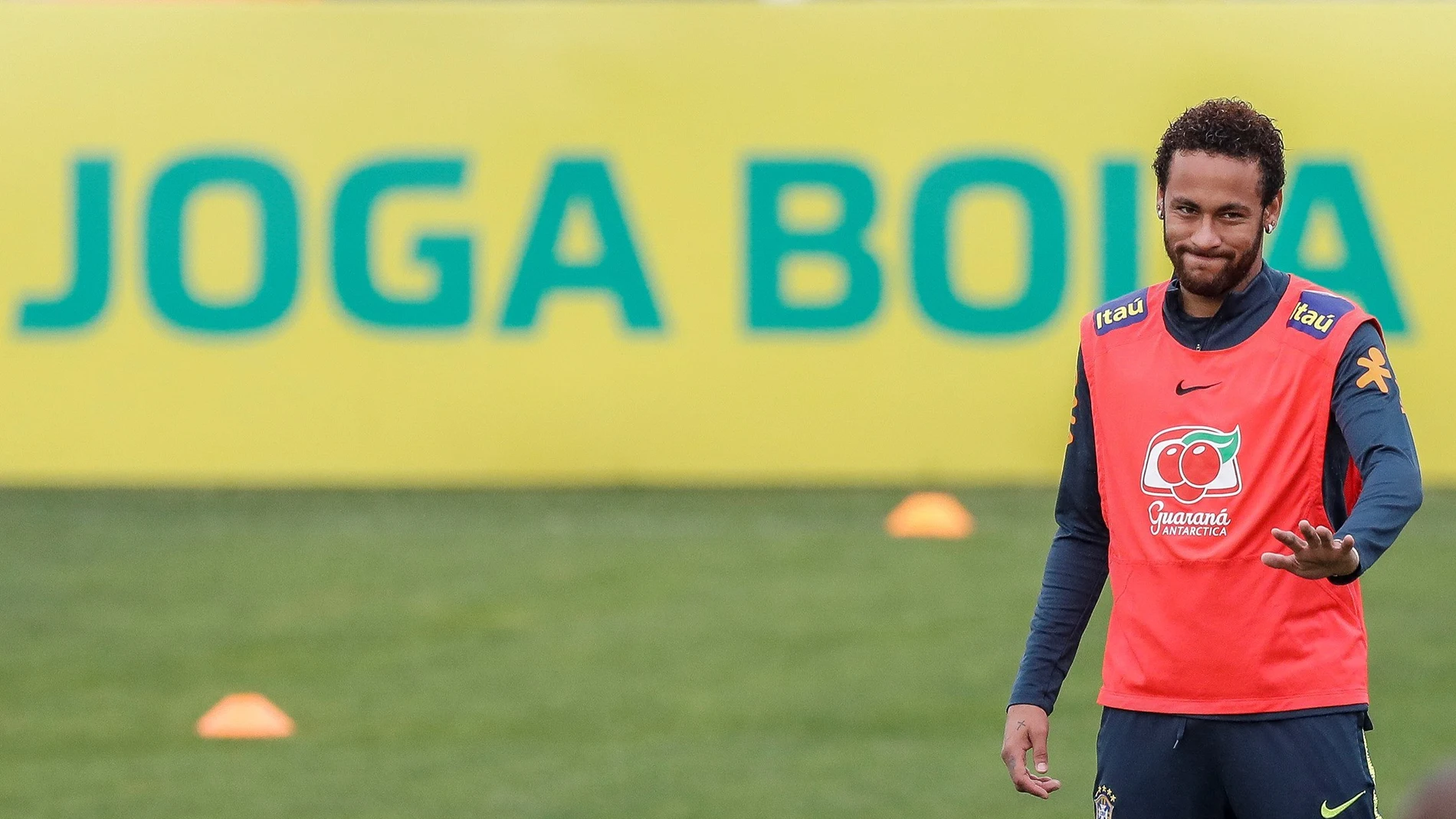 Neymar en un entrenamiento con Brasil