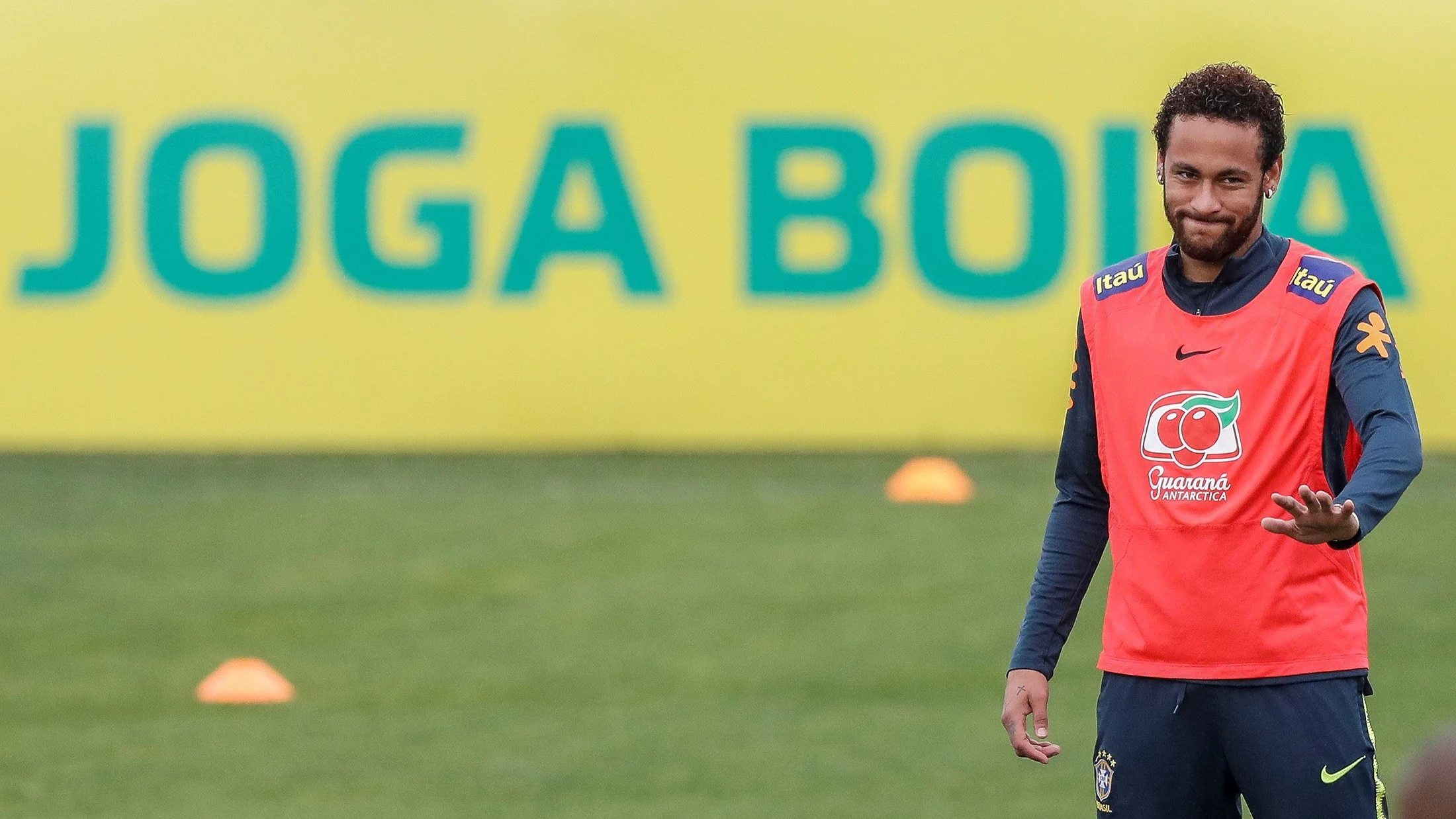 Neymar en un entrenamiento con Brasil