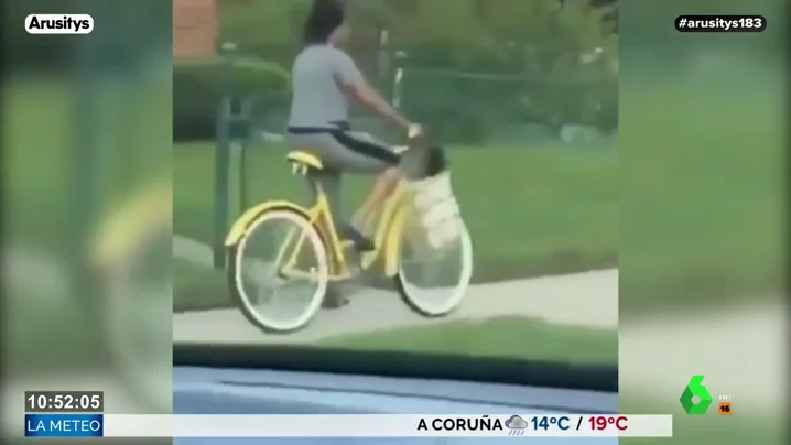 Las polémicas imágenes de una mujer paseando a su bebé en una bolsa de la compra