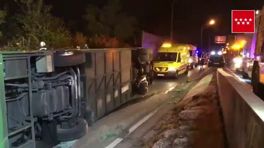 Al menos 20 heridos al volcar un autobús en la salida de A-1 en Madrid Al menos 20 heridos al volcar un autobús en la salida de A-1 en Madrid
