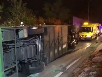 Al menos 20 heridos al volcar un autobús en la salida de A-1 en Madrid Al menos 20 heridos al volcar un autobús en la salida de A-1 en Madrid