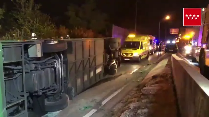 Al menos 20 heridos al volcar un autobús en la salida de A-1 en Madrid