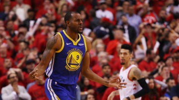 Iguodala celebra un triple con los Golden State Warriors