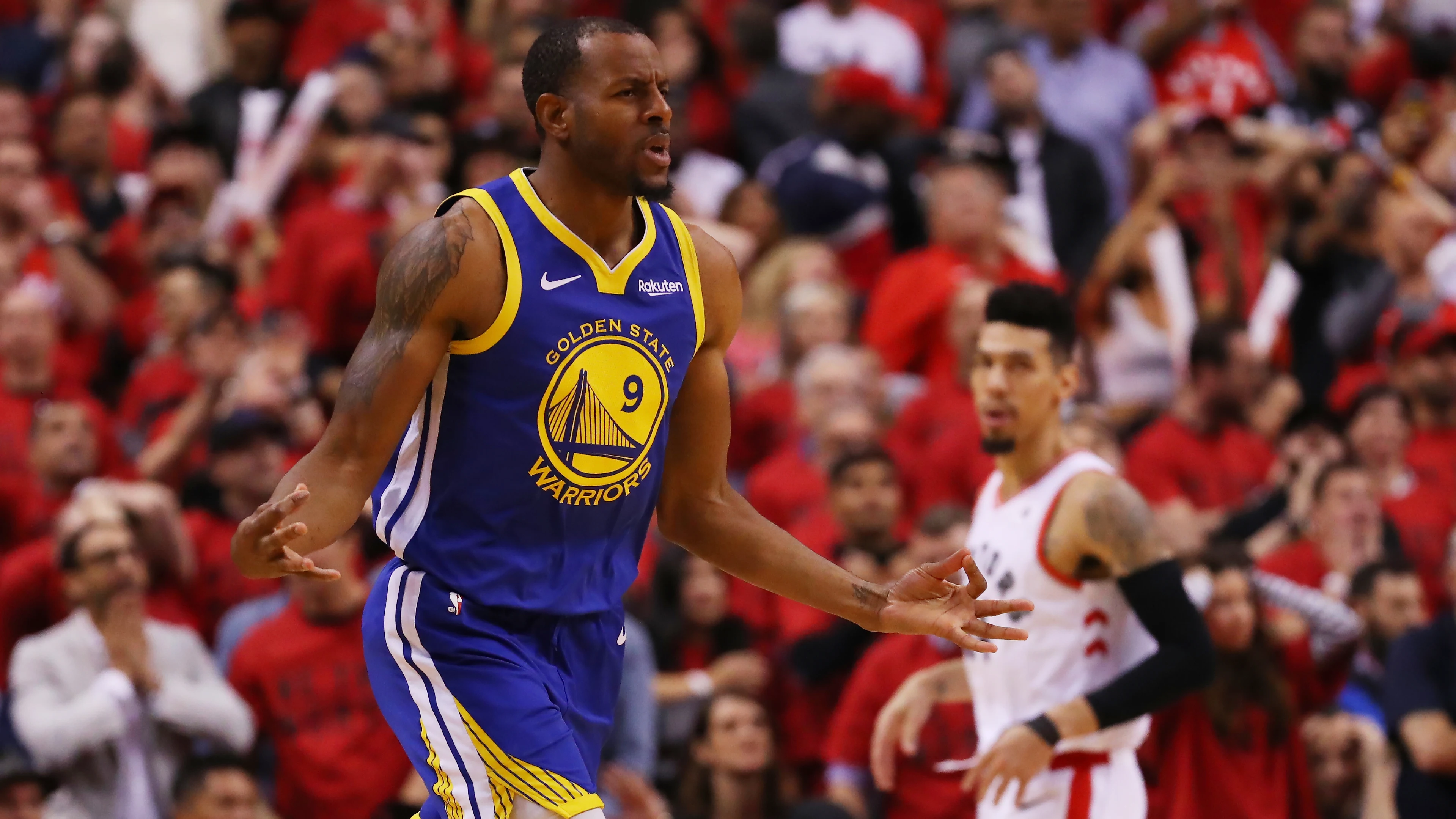 Iguodala celebra un triple con los Golden State Warriors