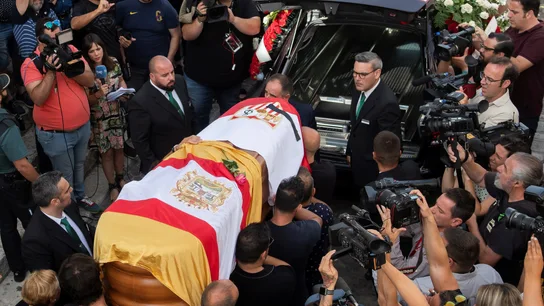 Familiares y amigos portan el féretro con los restos mortales del futbolista José Antonio Reyes Familiares y amigos portan el féretro con los restos mortales del futbolista José Antonio Reyes