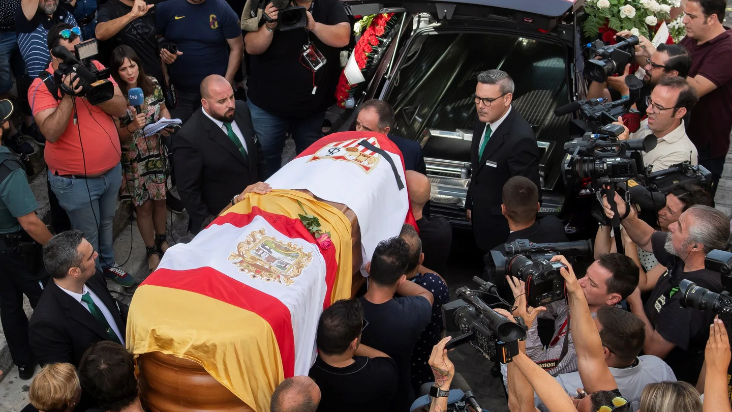 Familiares y amigos portan el féretro con los restos mortales del futbolista José Antonio Reyes Familiares y amigos portan el féretro con los restos mortales del futbolista José Antonio Reyes
