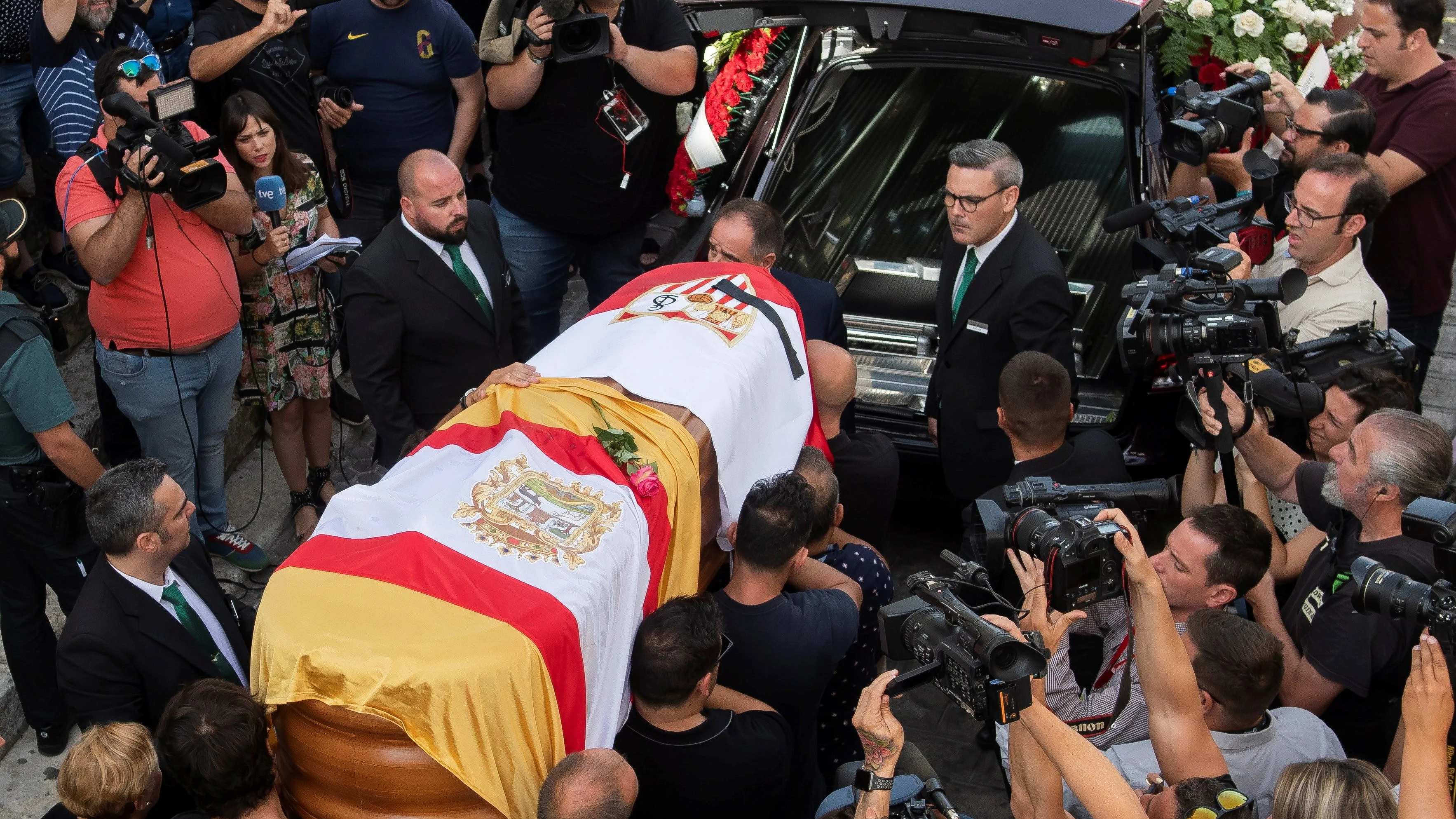 Familiares y amigos portan el féretro con los restos mortales del futbolista José Antonio Reyes