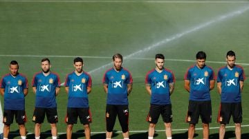 Los jugadores de la Selección guardan un minuto de silencio en memoria de José Antonio Reyes