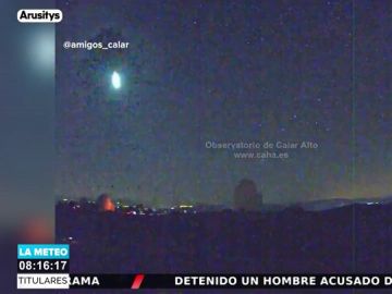 Un observatorio de Almeria capta a un gran bólido desintegrándose al cruzar la atmósfera Un observatorio de Almeria capta a un gran bólido desintegrándose al cruzar la atmósfera