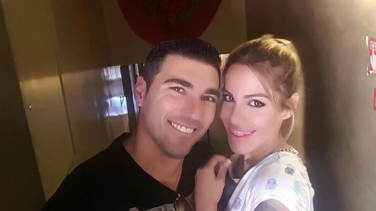 José Antonio Reyes junto a su mujer, Noelia López, que luce la cara de su hermano tatuada en el brazo. José Antonio Reyes junto a su mujer, Noelia López, que luce la cara de su hermano tatuada en el brazo.